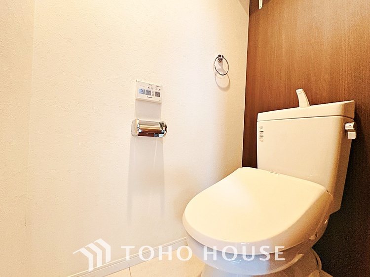 トイレ 清潔感あるホワイト調のクロスと温もり溢れるモダンカラーの床材が見事に調和した本邸宅は、毎日の生活を少しでも快適に過ごして頂ける様に落ち着いた雰囲気作りから行っています。