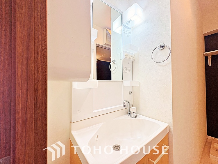 洗面 気持ちの良い朝をつくりだし、夕方には笑顔を取り戻させてくれるミラー。パウダールームはいつでも本来の自分を取り戻せる空間。明るく仕上げてあります。