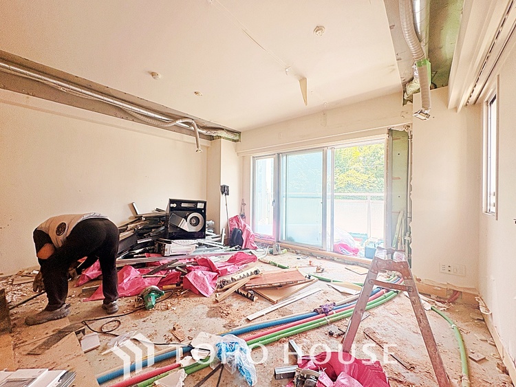 内装 【living】居心地のいい暮らしには欠かせない眩い採光。ゆったりとした幅の窓からこの空間に降り注ぐ採光が絶えない。明るいリビングこそ居心地のいい暮らしが待っているのだと思う。