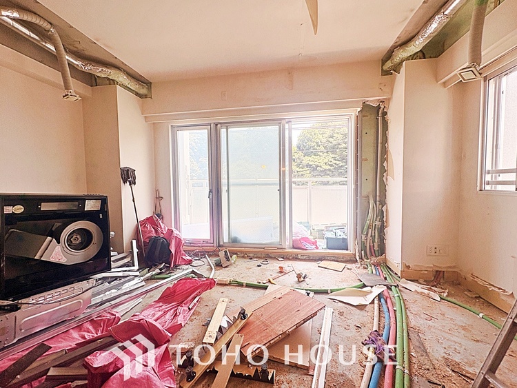 内装 叶えたかったのは落ち着きのあるナチュラルな風合い、そして開放感があるリビング。優雅な気分に浸れる幸せな時間を家族が自然と集まりたくなるこの空間で。