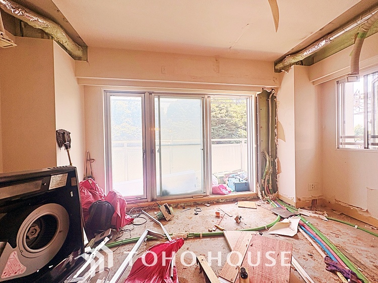 内装 ◆サンサンと◆差し込む太陽の光がこのリビングに笑いをもたらす。ソファの上のクッションがポカポカした暖気にぬくぬくと微睡んでいる。