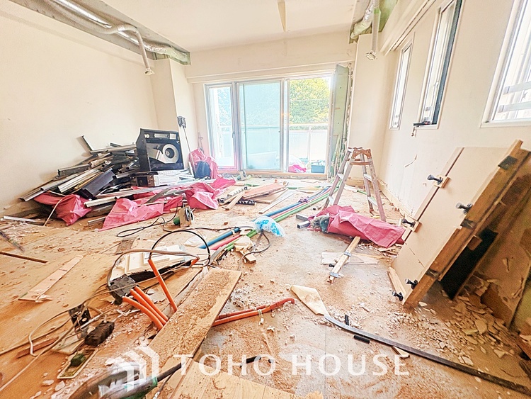 内装 使いやすく、明るい洋室に仕上がります。子供部屋や趣味のお部屋にご利用できます。ご自身で家具などを配置し、素敵な空間を創り上げられます。