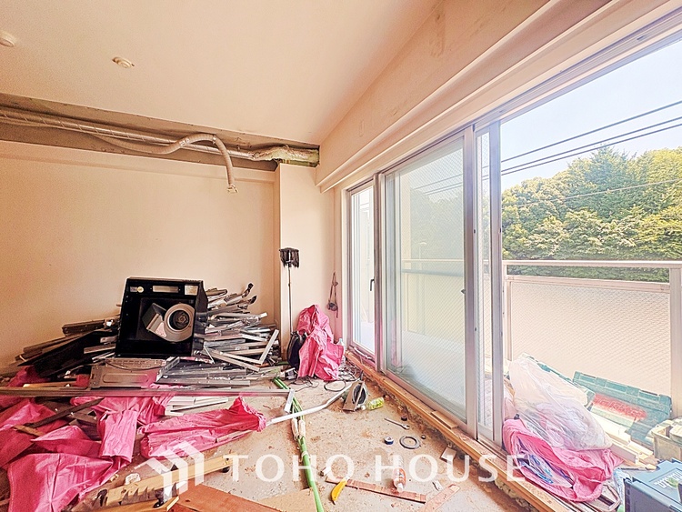 内装 ここはみんなが集い、食事と楽しい会話が始まる場所。話に夢中になりすぎて、ついつい時を忘れ、夜半過ぎになってしまう。そんな束の間の幸せを感じさせてくれます。