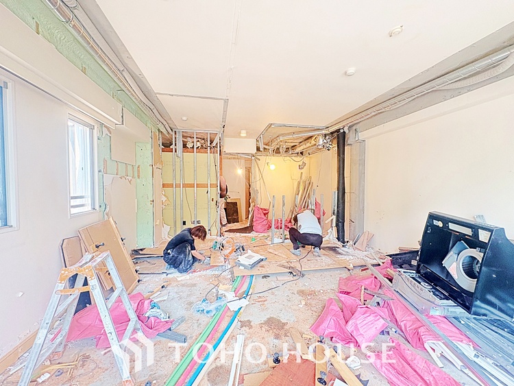 キッチン 手元の収納から、足元の収納までが全てスライド式で、奥のスペースまで有効に活用できます。奥まで上から見渡せるので、たまにしか使わない調理器具もサッと取出せます。