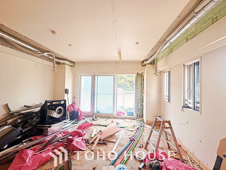 キッチン キッチンは家族の絆を育む大切な空間。シンプルで使い易いシステムキッチンで愉しく作る料理は愛情のある美味しいご馳走に。家族で使えるダイニングキッチンです。