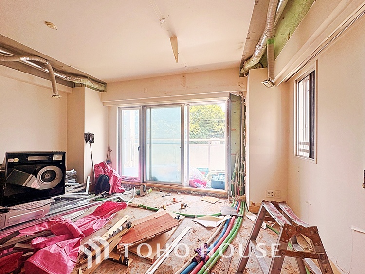 キッチン 広々としたキッチンのシンクは、料理の準備と片付けを楽にし、使いやすさを最大限に引き立てます。