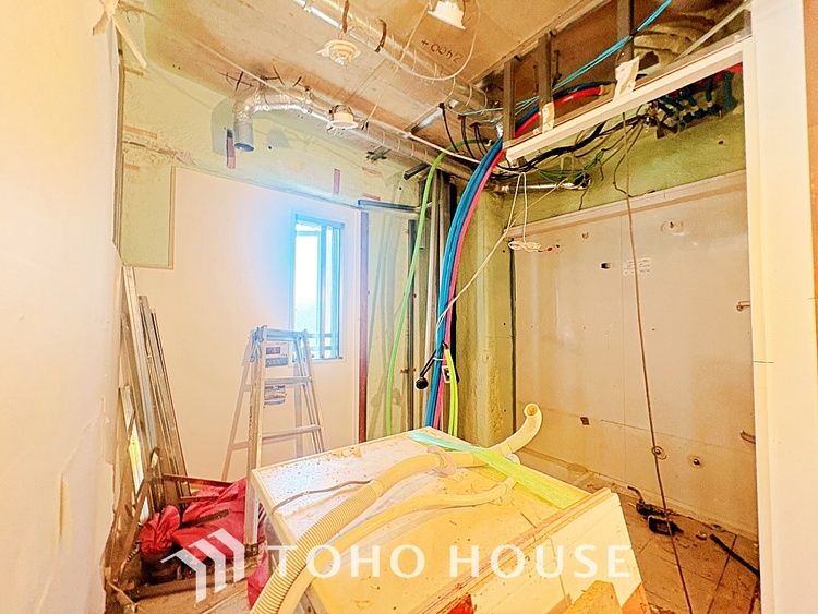 風呂 【浴室】《一日の疲れを落としてくれる場所は、落ち着く場所でなければならない》　高級感溢れるカラーと大きさ・柔らかな曲線で構成された半身浴も楽しめるバスタブが心地よさをもたらします。