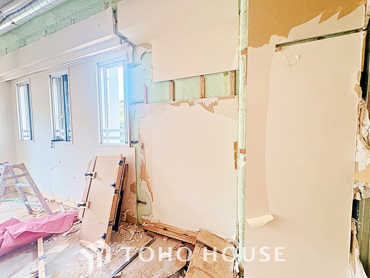 トイレ 清潔感あるホワイト調のクロスと温もり溢れるモダンカラーの床材が見事に調和した本邸宅は、毎日の生活を少しでも快適に過ごして頂ける様に落ち着いた雰囲気作りから行っています。