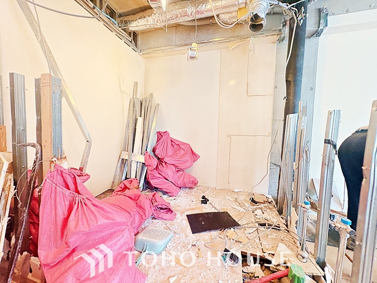 洗面 気持ちの良い朝をつくりだし、夕方には笑顔を取り戻させてくれるミラー。パウダールームはいつでも本来の自分を取り戻せる空間。明るく仕上げてあります。