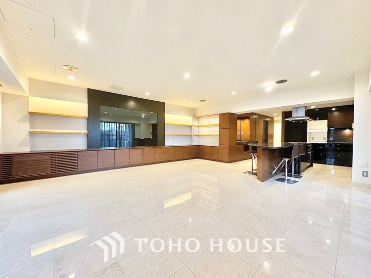 内装 【Cool wind】◆窓を開けると◆冷涼な風、そよぐリビング。だんらんの場所はここから始まり、ここで終わる。家族の笑顔が集う素敵な場所だから、こだわり抜いた思いが詰まっているのだと思う。