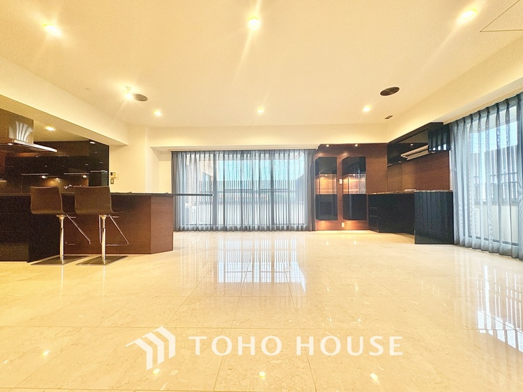 内装 ◆サンサンと◆差し込む太陽の光がこのリビングに笑いをもたらす。