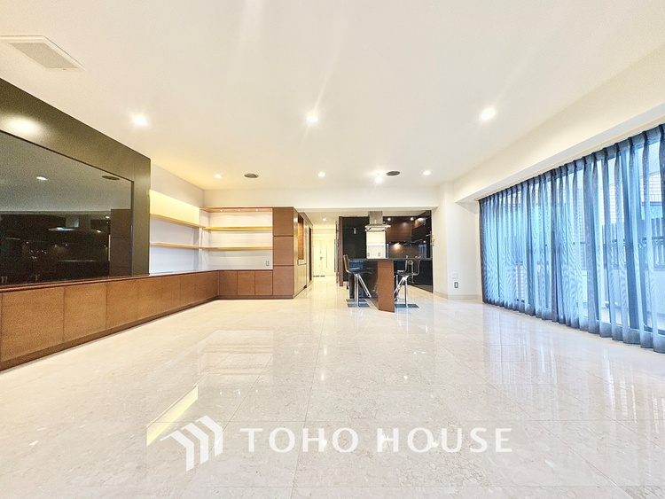 内装 ◆サンサンと◆差し込む太陽の光がこのリビングに笑いをもたらす。