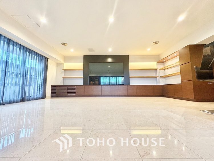 内装 ◆サンサンと◆差し込む太陽の光がこのリビングに笑いをもたらす。