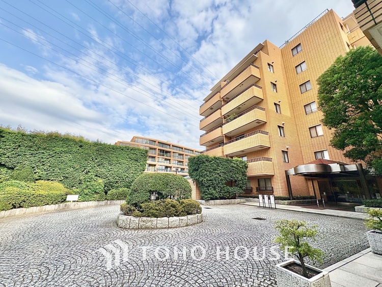 外観 【Entrance of your life】明るい玄関が家族を迎え入れる。今日はどんな一日が待っているんだろう。皆どんな一日を終えて帰ってくるんだろう。