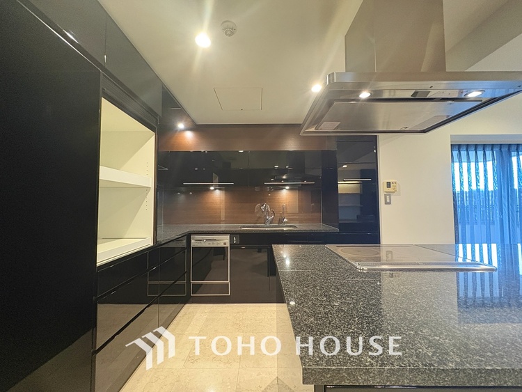 キッチン 【cooking papa is here】料理が苦手な人でも、チャレンジしてみたくなるワイドスパンのキッチン。家族の食卓がここから始まる。