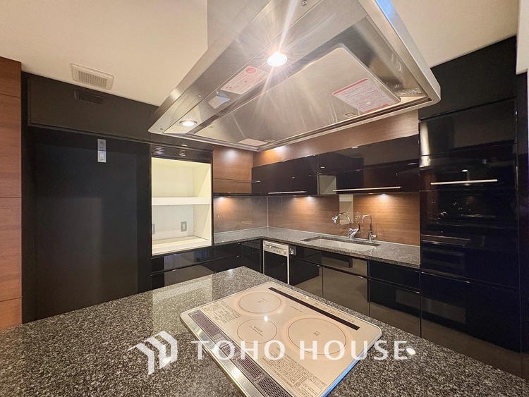 キッチン 【cooking papa is here】料理が苦手な人でも、チャレンジしてみたくなるワイドスパンのキッチン。家族の食卓がここから始まる。