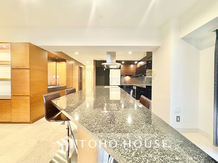 キッチン 【cooking papa is here】料理が苦手な人でも、チャレンジしてみたくなるワイドスパンのキッチン。家族の食卓がここから始まる。