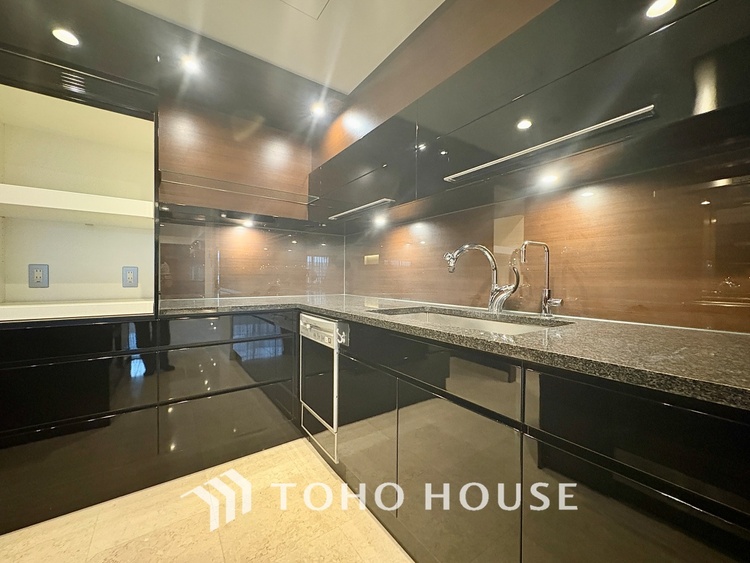 キッチン 【cooking papa is here】料理が苦手な人でも、チャレンジしてみたくなるワイドスパンのキッチン。家族の食卓がここから始まる。