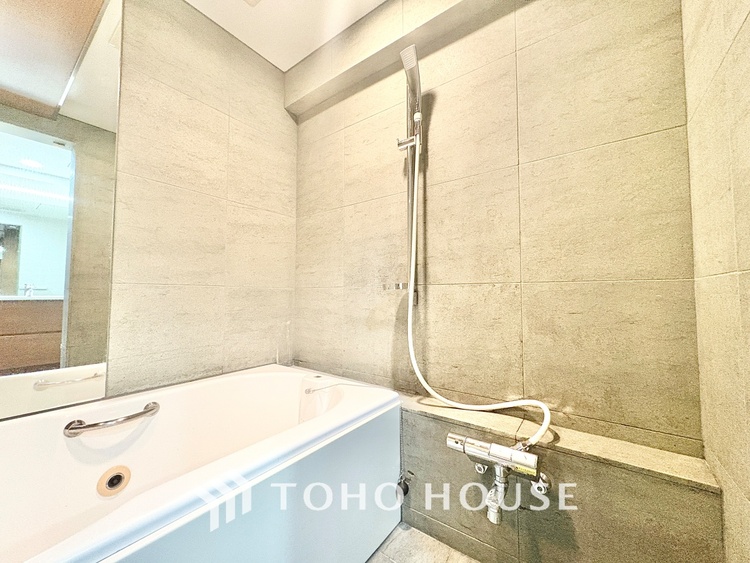 風呂 【Bathroom makes you free】疲れを翌日に残さない。そのための広々としたお風呂。足を伸ばしてさあ浸かろう。