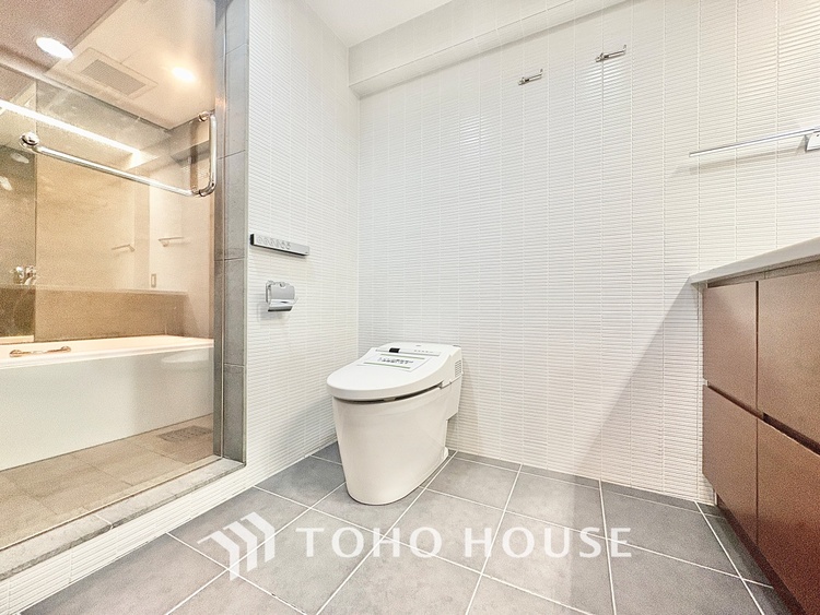 トイレ 【Entrance of your life】明るい玄関が家族を迎え入れる。今日はどんな一日が待っているんだろう。皆どんな一日を終えて帰ってくるんだろう。