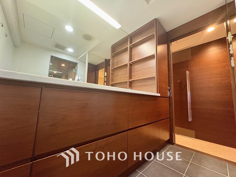 洗面 【Powderroom】広く使い勝手のよい空間と設備で演出。シンプルな使いやすさだけでなくたっぷりの収納力も実現。