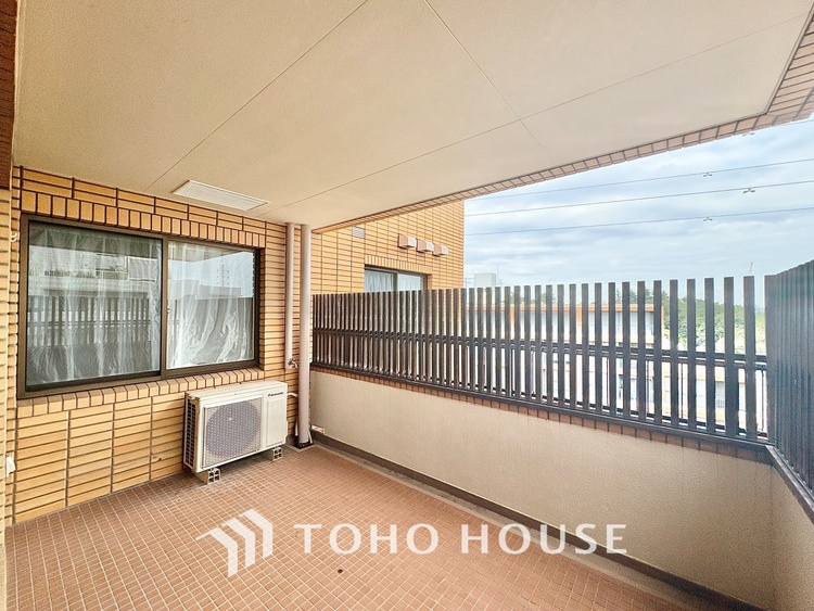 バルコニー 【the view of the sunlight】日差しと景色を取り入れつつ、プライベートな空間を演出するバルコニー