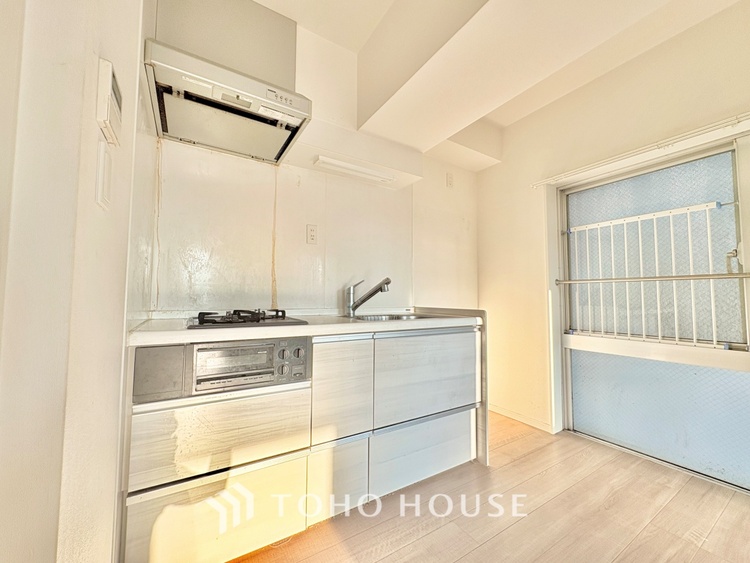 キッチン 【Kitchen】調理しながらもご家族のお顔が見れるカウンターキッチン。ついつい料理中お子様の様子が気になるもの。安心してお料理に取り組んでいただけます。会話だって自然とはずむはず。