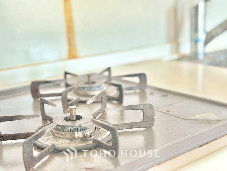 キッチン 【Kitchen】調理しながらもご家族のお顔が見れるカウンターキッチン。ついつい料理中お子様の様子が気になるもの。安心してお料理に取り組んでいただけます。会話だって自然とはずむはず。