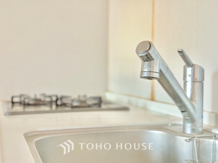 キッチン 【Kitchen】調理しながらもご家族のお顔が見れるカウンターキッチン。ついつい料理中お子様の様子が気になるもの。安心してお料理に取り組んでいただけます。会話だって自然とはずむはず。