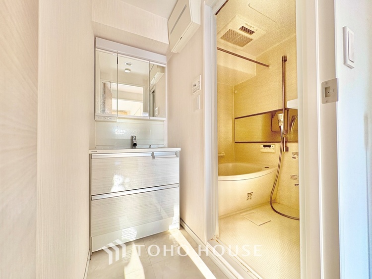 洗面 清潔感あふれる洗面化粧台で、毎日の身支度を快適にサポートします。