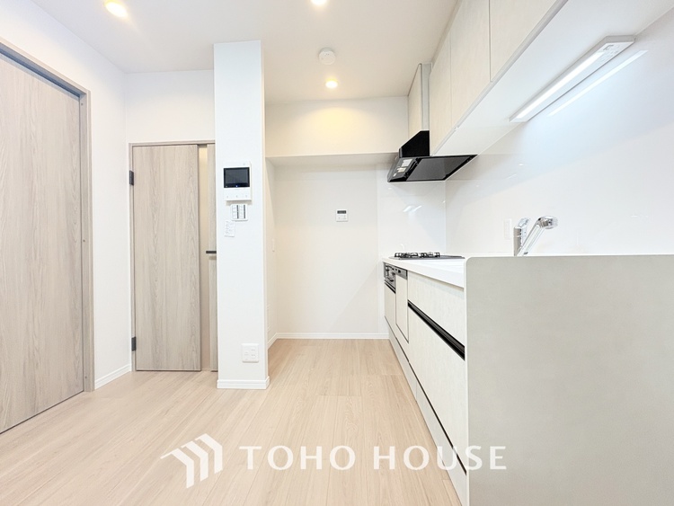 キッチン キッチンは家族の絆を育む大切な空間。シンプルで使い易いシステムキッチンで愉しく作る料理は愛情のある美味しいご馳走に。家族で使えるダイニングキッチンです。