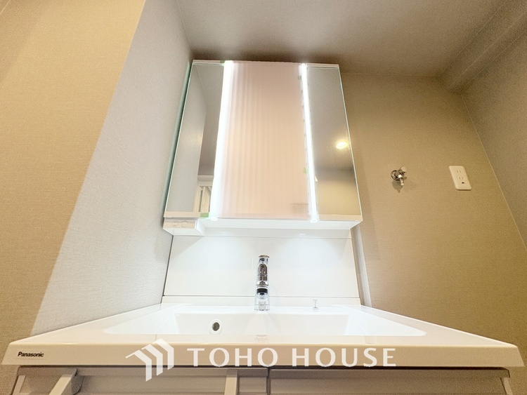 洗面 【WASHROOM】◆快適◆煌びやかな暮らしの中にも忘れたくない快適さ。大きな収納が助けてくれます。