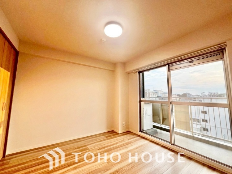 内装 風の通り道。舞い込んでくる風が優しく躍り、室内に爽やかな空気を運んでくる。そこに季節の息吹を感じて、いまがどんな季節なのかを実感する。