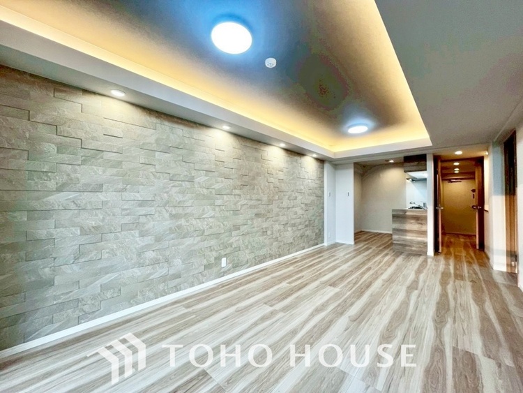 内装 ◆サンサンと◆差し込む太陽の光がこのリビングに笑いをもたらす。ソファの上のクッションがポカポカした暖気にぬくぬくと微睡んでいる。