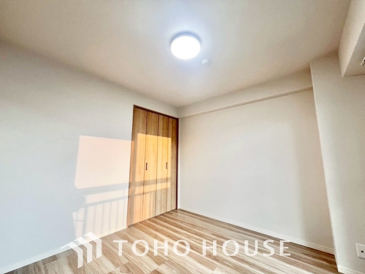 内装 使いやすく、明るい洋室に仕上がります。子供部屋や趣味のお部屋にご利用できます。ご自身で家具などを配置し、素敵な空間を創り上げられます。