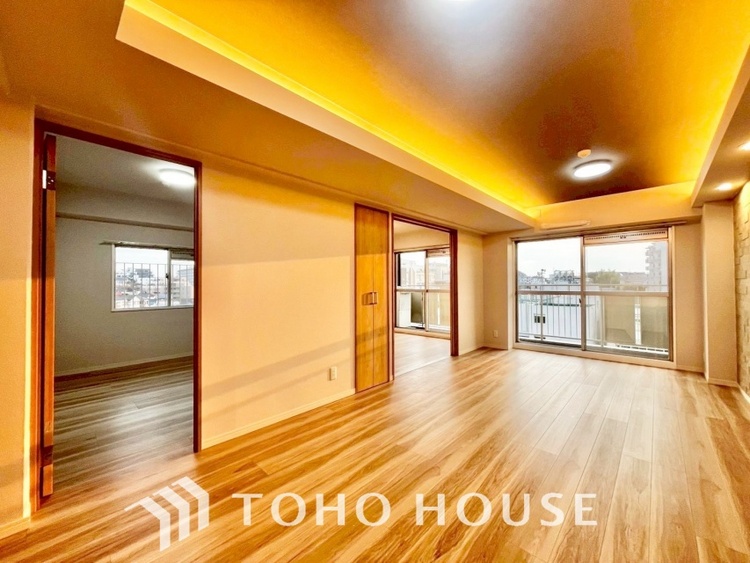 内装 ◆瀟洒な空間◆落ち着きのある彩が見事に調和させた瀟洒な空間を演出。ここに集まる家族の会話と笑顔が絶え間なく続く幸せな空間。