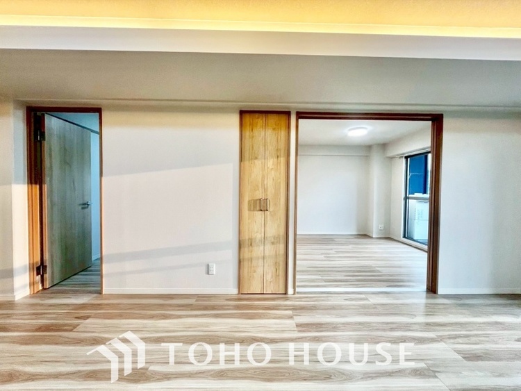 内装 ここはみんなが集い、食事と楽しい会話が始まる場所。話に夢中になりすぎて、ついつい時を忘れ、夜半過ぎになってしまう。そんな束の間の幸せを感じさせてくれます。