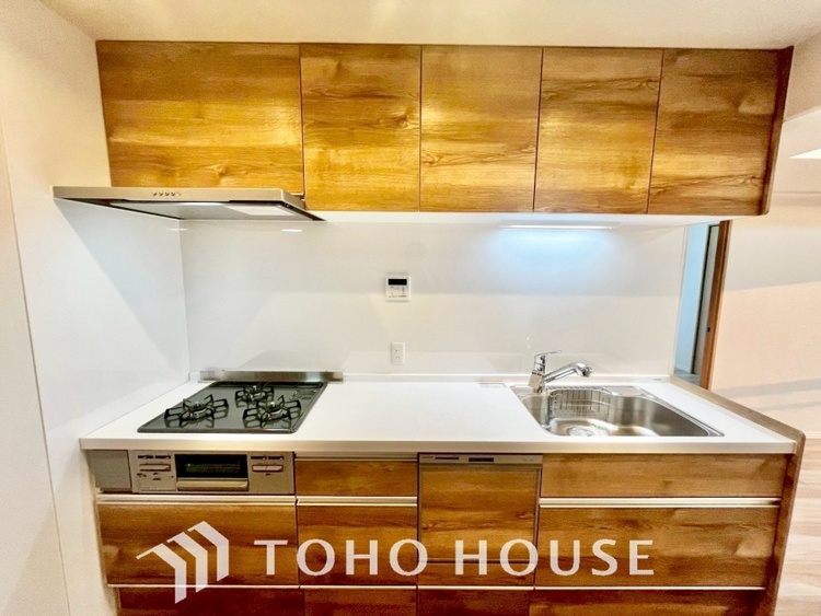 キッチン 手元の収納から、足元の収納までが全てスライド式で、奥のスペースまで有効に活用できます。奥まで上から見渡せるので、たまにしか使わない調理器具もサッと取出せます。