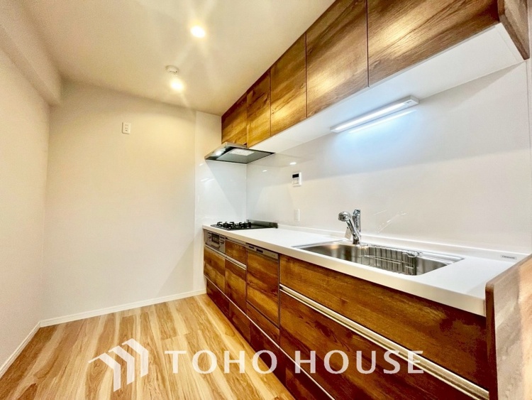 キッチン ◆愛育◆キッチンは家族の絆を育む大切な空間。シンプルで使い易いSystemKitchenで愉しく作る料理は愛情のある美味しいご馳走に。家族で使える広々としたダイニングキッチンです。