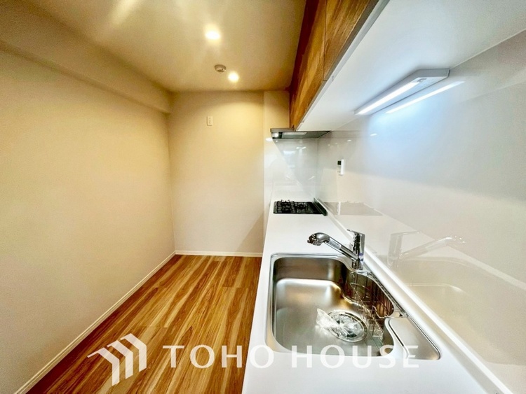 キッチン キッチンは家族の絆を育む大切な空間。シンプルで使い易いシステムキッチンで愉しく作る料理は愛情のある美味しいご馳走に。家族で使えるダイニングキッチンです。