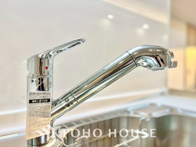 キッチン 広々としたキッチンのシンクは、料理の準備と片付けを楽にし、使いやすさを最大限に引き立てます。