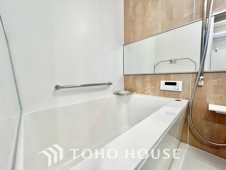 風呂 【浴室】《一日の疲れを落としてくれる場所は、落ち着く場所でなければならない》　高級感溢れるカラーと大きさ・柔らかな曲線で構成された半身浴も楽しめるバスタブが心地よさをもたらします。