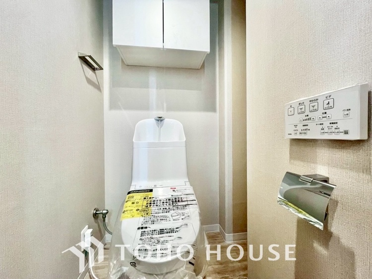 トイレ 清潔感あるホワイト調のクロスと温もり溢れるモダンカラーの床材が見事に調和した本邸宅は、毎日の生活を少しでも快適に過ごして頂ける様に落ち着いた雰囲気作りから行っています。