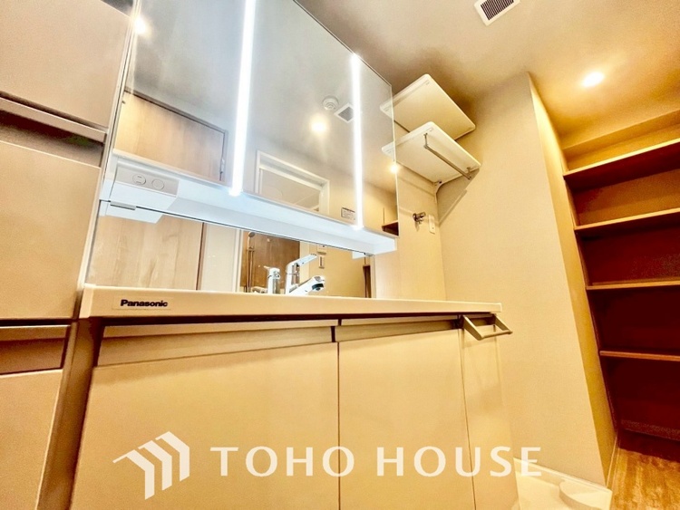 洗面 気持ちの良い朝をつくりだし、夕方には笑顔を取り戻させてくれるミラー。パウダールームはいつでも本来の自分を取り戻せる空間。明るく仕上げてあります。