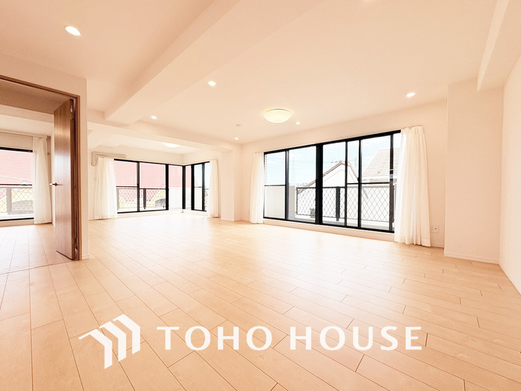 内装 広がりのある住空間、家族が集まるリビング・ダイニング