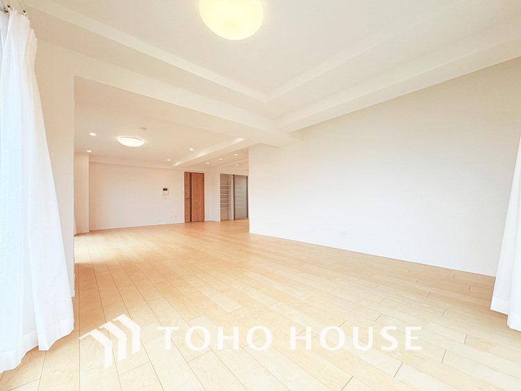 内装 約28帖のゆったりLDKは家族団欒の空間、会話もはずむ明るいリビング