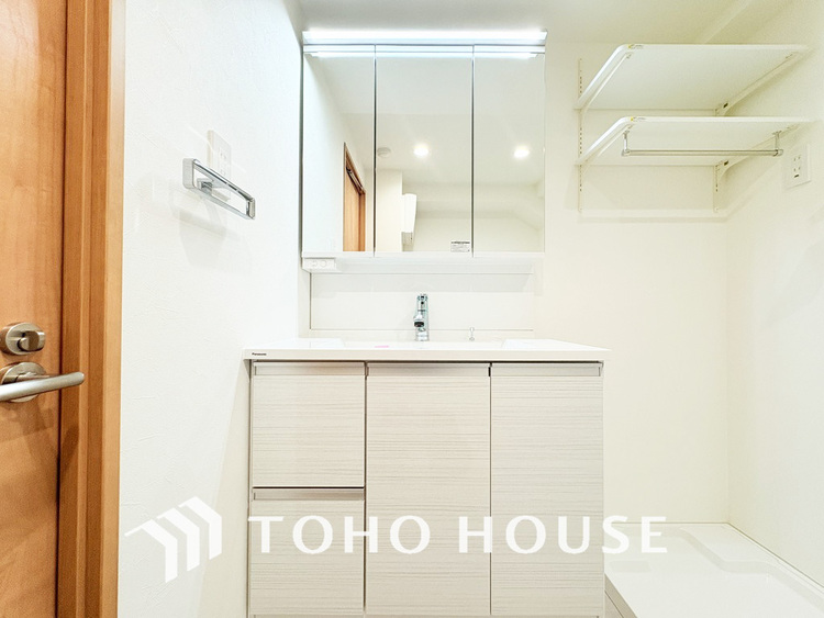 洗面 新規設置の洗面化粧台。収納豊富で使い勝手の良い3面鏡です