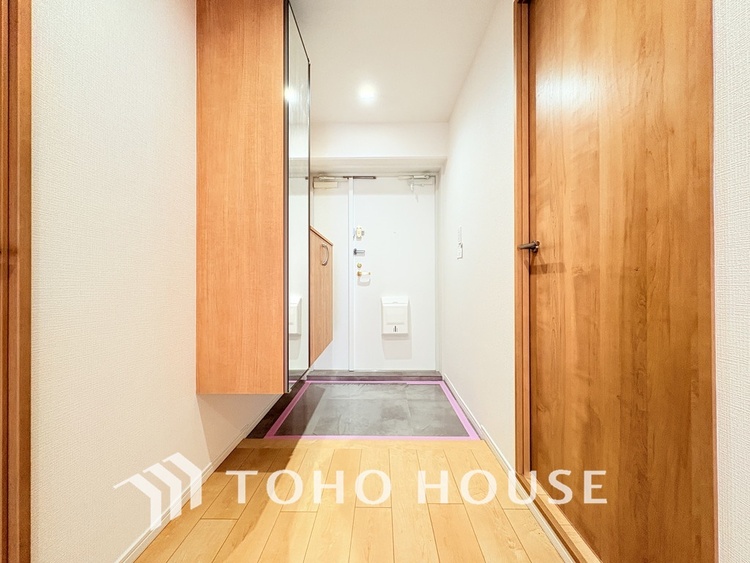 玄関 飾り過ぎないシンプルな内装の玄関