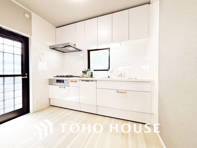 キッチン 落ち着きのあるカラーで統一された清潔感と気品が溢れるキッチン