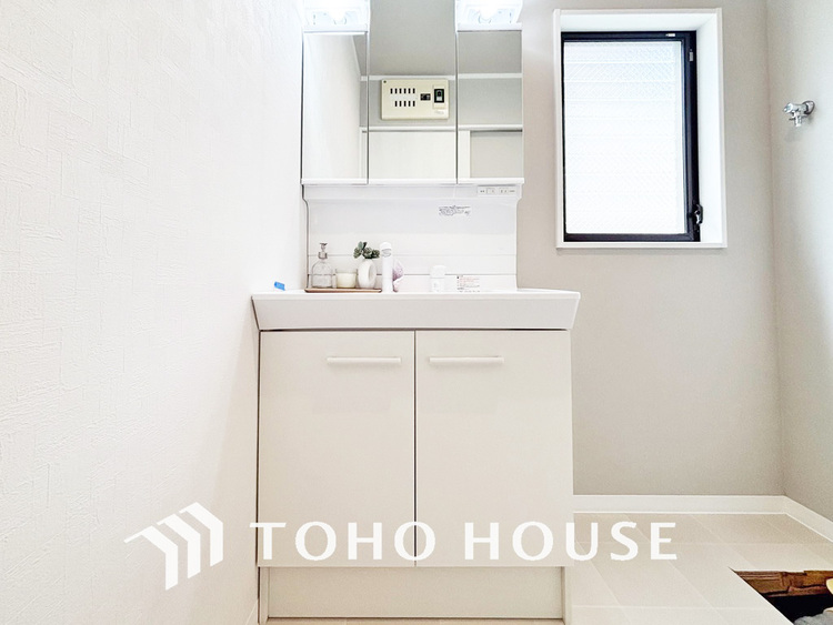 洗面 大きな洗面鏡付き!朝の身支度も楽しくなりますね